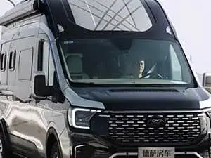 سيارة كرفان تسير على الطريق