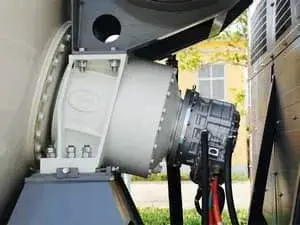 محرك مركب على الخلاط